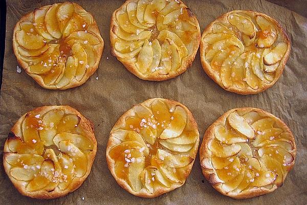 Small Apple Tarts with Puff Pastry