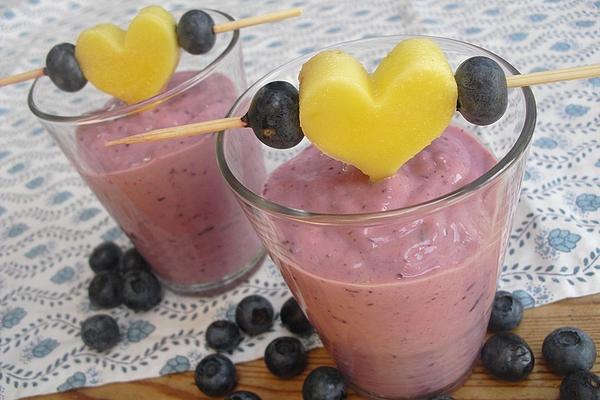 Smoothie with Mango and Blueberries