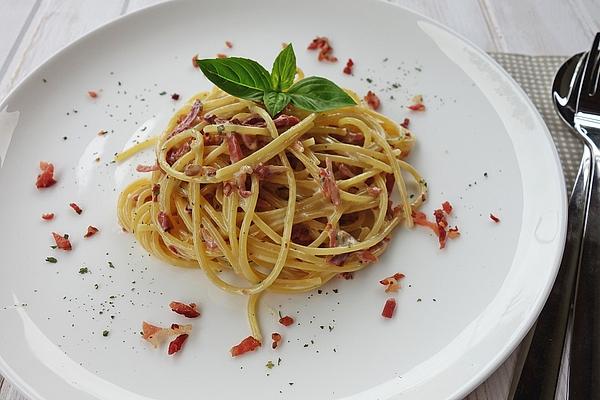 Spaghetti Carbonara with Creamy Sauce