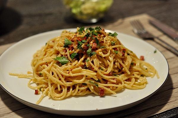 Spaghetti Carbonara with Bacon and Parsley