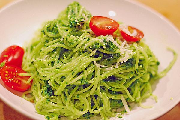 Spaghetti with Sweet and Spicy Parsley Pesto with Nuts
