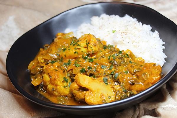 Spicy Indian Vegetable Curry with Onions, Spinach Leaves and Cauliflower,