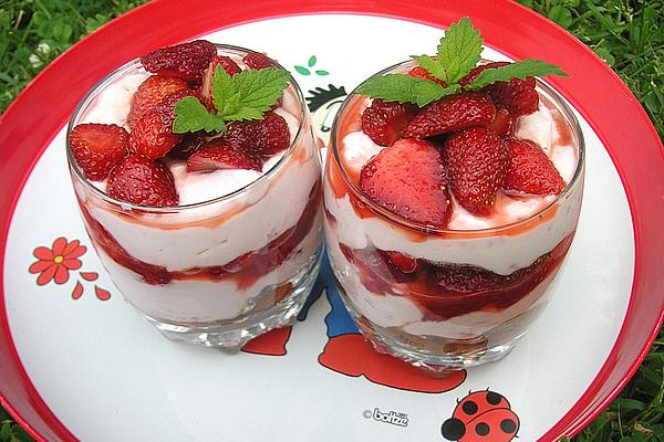 Strawberries with Amarettini and Mascarpone Quark Cream