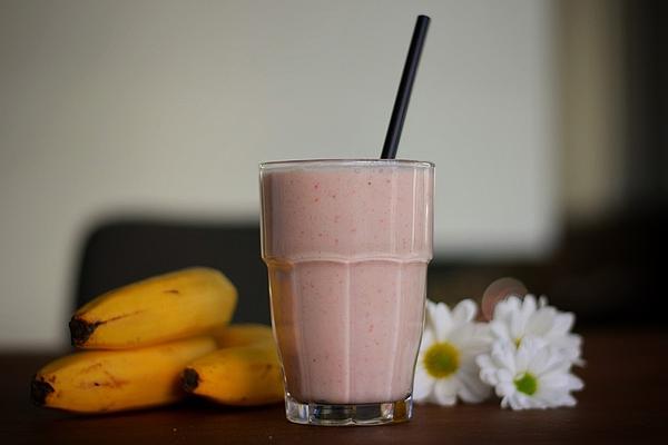 Strawberry and Banana Smoothie with Oatmeal and Yogurt