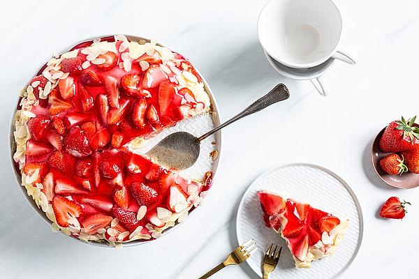 Strawberry Cake with Custard