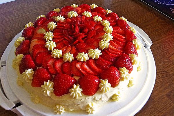 Strawberry Cake with Vanilla Cream