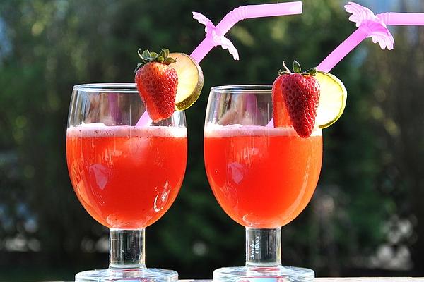 Strawberry Lemonade with Fresh Strawberries