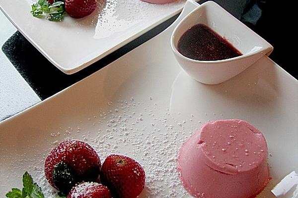 Strawberry – Panna Cotta with Strawberry Red Wine Sauce