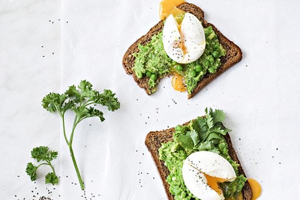 Superfood Breakfast Bread with Avocado and Egg
