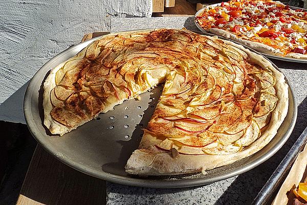 Sweet Pizza with Apples and Cinnamon