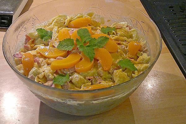 Tortellini – Salad with Curry Powder and Peaches