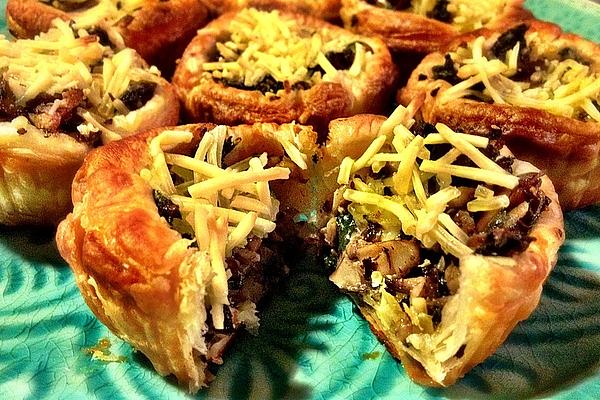 Vegan Puff Pastry Muffins with Spinach and Mushrooms