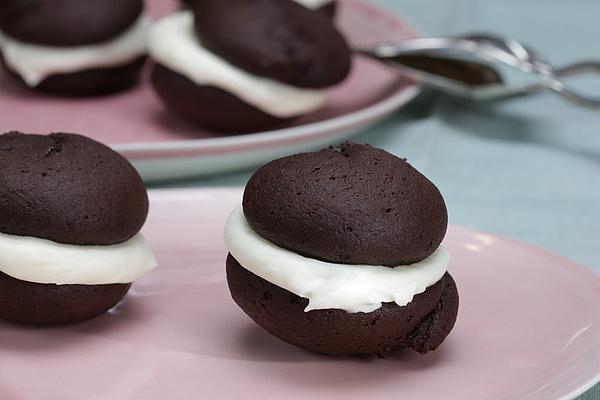 Whoopie Pies with Cream Cheese Frosting