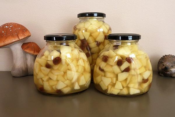 Winter Apple Compote with Raisins and Spices
