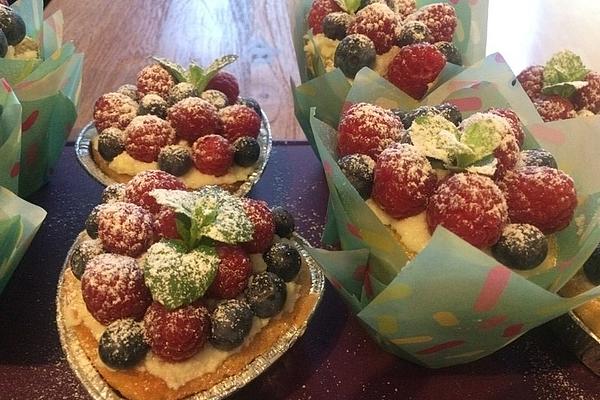 Airy Muffins with Frosting and Berries