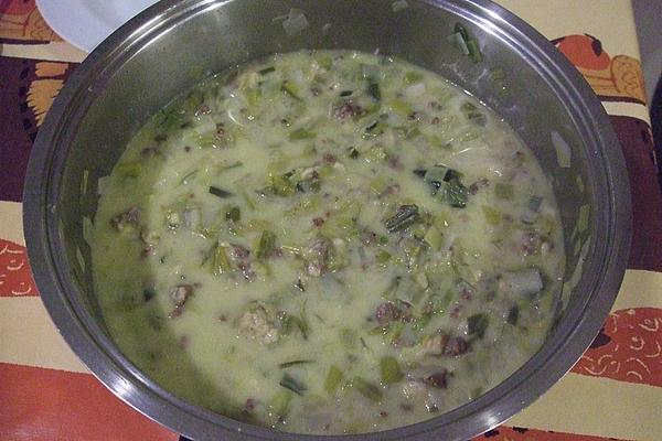 Allgäu Cheese Soup with Pesto and Croutons