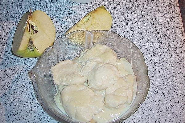 Apple-vanilla Soup with Quark Dumplings