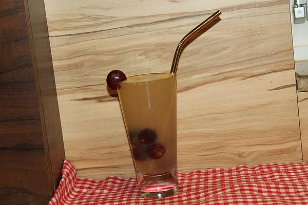 Aromatic Mocktail with Black-blue Grapes