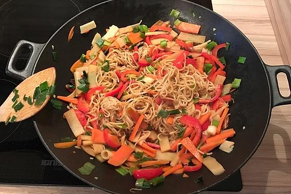 Asian Noodles with Soy Sauce and Vegetables