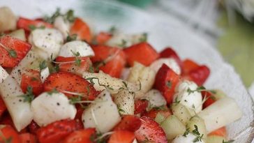 Romaine Salad with Strawberries
