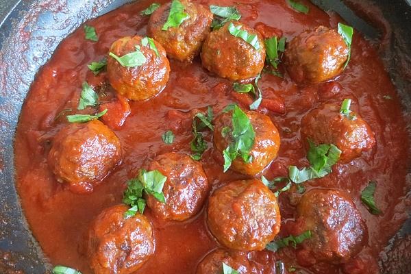 Baked Meatballs in Tomato and Basil Sauce