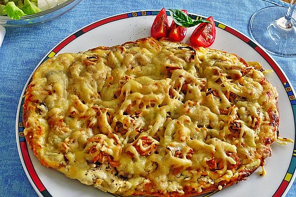 Baked Naan Bread with Sour Cream, Mushrooms, Tuna and Gouda