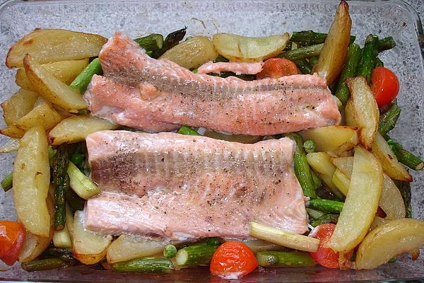 Baked Salmon with Asparagus and Potatoes