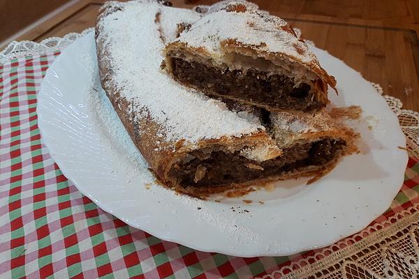 Baked Semolina – Poppy Seed Strudel with Spicy Fruits