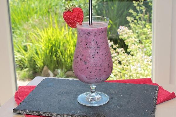 Banana and Blueberry Shake with Oat Milk