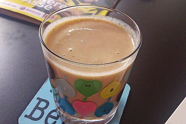 Banana-apple Smoothie with Walnut and Egg