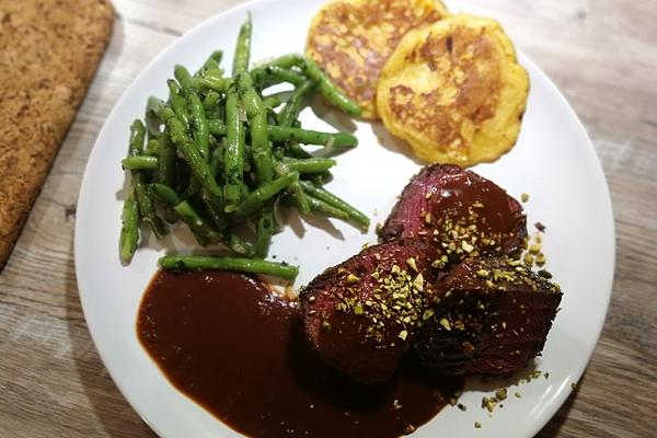 Beef Fillet with Pistachio Crust and Port Wine Sauce, Corn Cookies and Beans