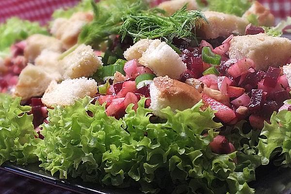 Beetroot and Fennel Salad with Gorgonzola Croutons