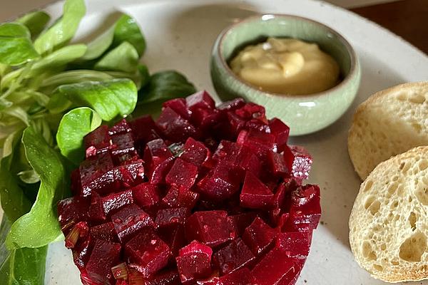 Beetroot Tartare and Cashew Mayo with Baguette