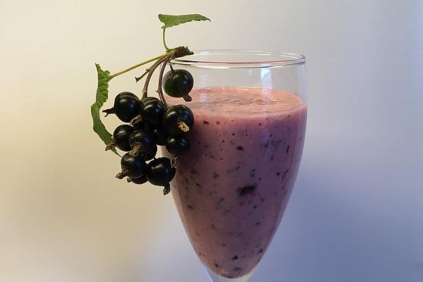 Black Currant Smoothie with Banana and Buttermilk