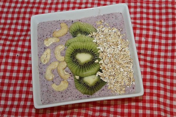 Blueberry and Coconut Smoothie Bowl