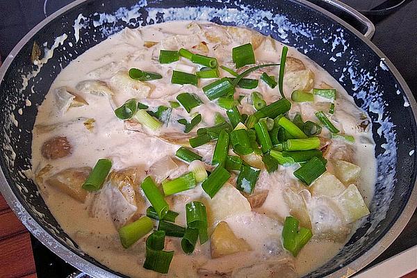 Braised Cream Potatoes with Garlic and Spring Onions