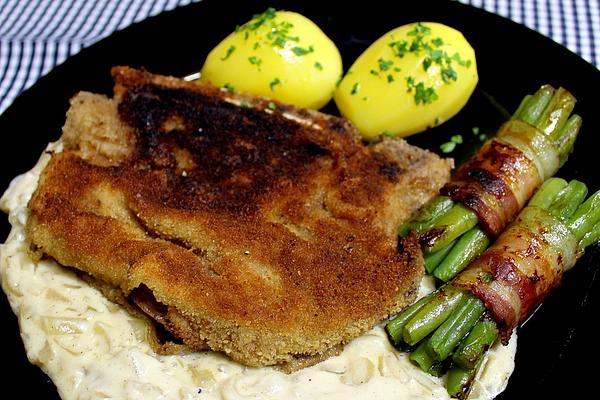 Breaded Cutlets with Onion and Cream Sauce