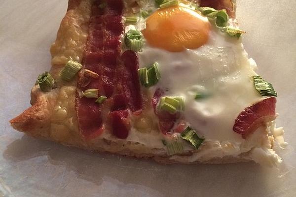 Breakfast Pizza with Bacon and Egg