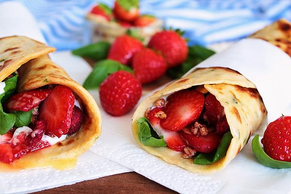 Breakfast Wrap with Strawberries and Muesli