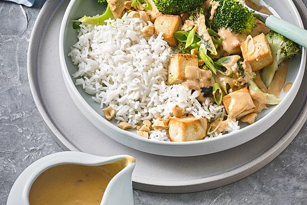 Broccoli and Tofu Pan with Peanut Sauce