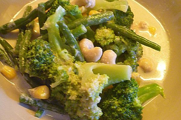 Broccoli Curry with Coconut and Cashew Nuts