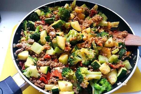 Broccoli Minced Meat Pan with Ginger and Almond
