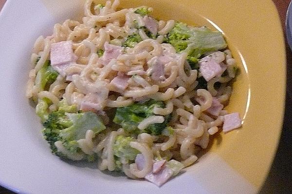 Broccoli Noodles with Turkey Slices and Sour Cream