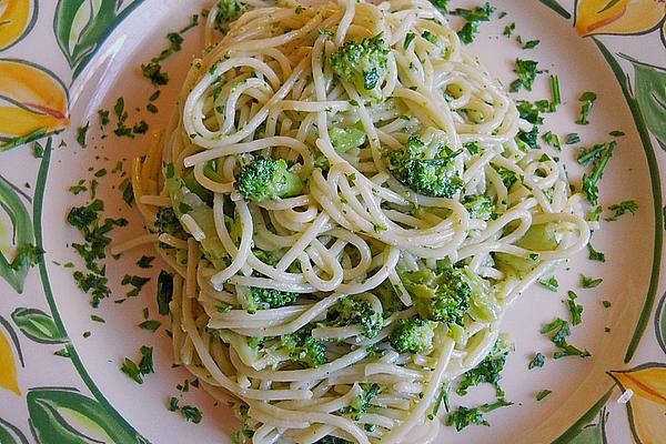 Broccoli Spaghetti with Parsley Gorgonzola Pesto