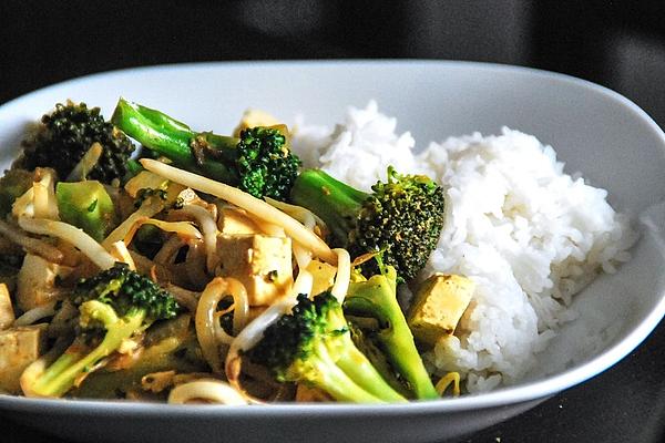 Broccoli, Tofu and Cashew Nuts in Sweet and Sour Sauce