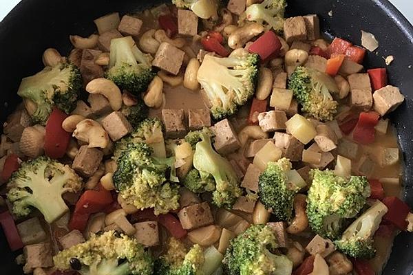 Broccoli Vegetables with Tofu and Cashew Nuts