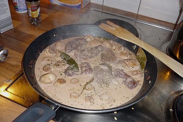 Chicken in Mushroom Sauce with Red Wine and Crème Fraîche