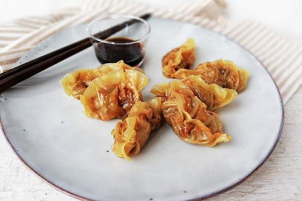 Chinese Dumplings with Pointed Cabbage and Mushrooms