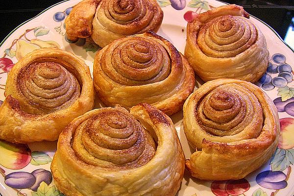 Cinnamon Rolls Made from Puff Pastry