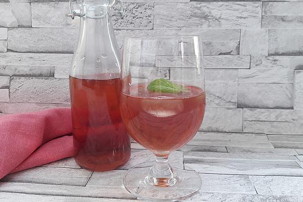 Cold Fruit Tea with Apple Juice and Elderflower Syrup